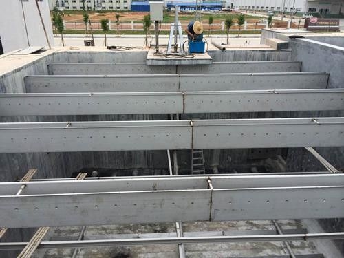 Εναλλάσσοντας κατώτατη μεταλλουργική ξύστρα που χρησιμοποιείται για την τετραγωνική λίμνη απόβλητου ύδατος