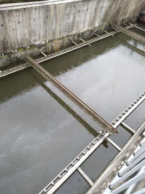 υλικό πιάτων αλυσίδων μεταλλουργικών ξυστρών λάσπης γεφυρών 4.5m διακινούμενο ξύνοντας μη μεταλλικό